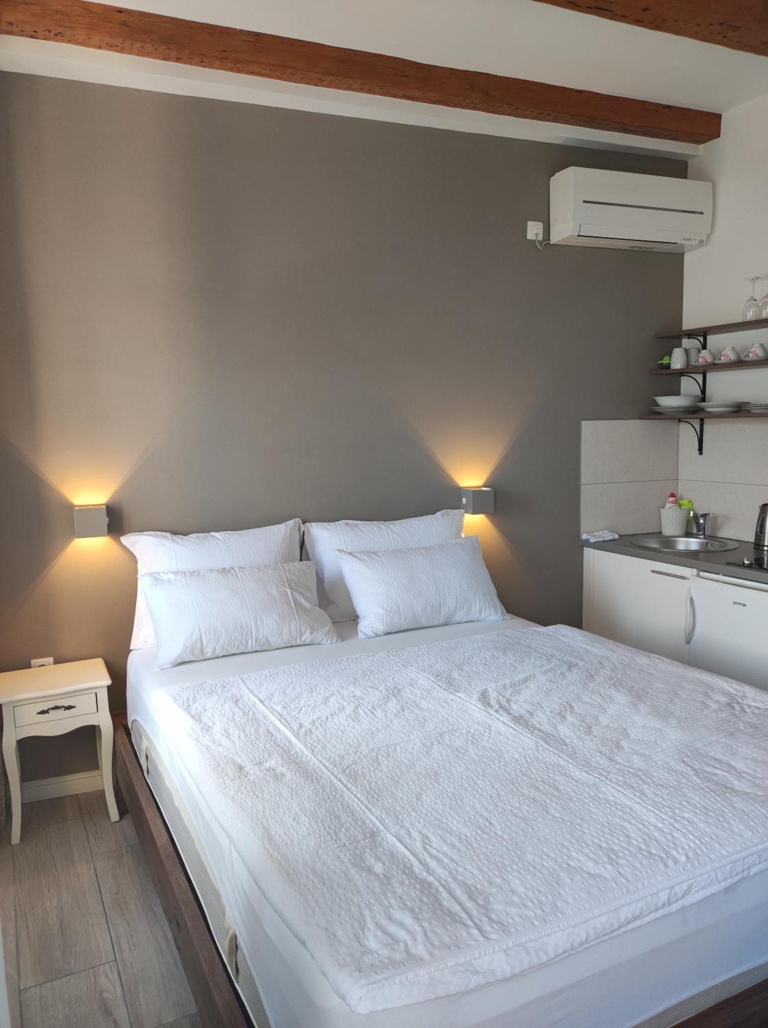 Apartments Krstulja Baška Pokoj fotografie